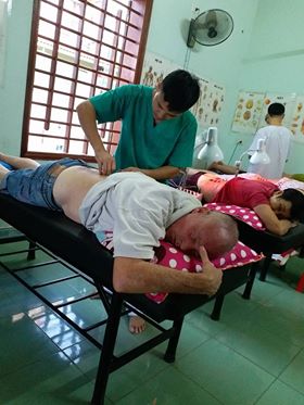  Anh 3: Nhiều bệnh nhân ở ngoại tỉnh và người nước ngoài được bác sỹ Lá Văn Khôi điều trị thành công